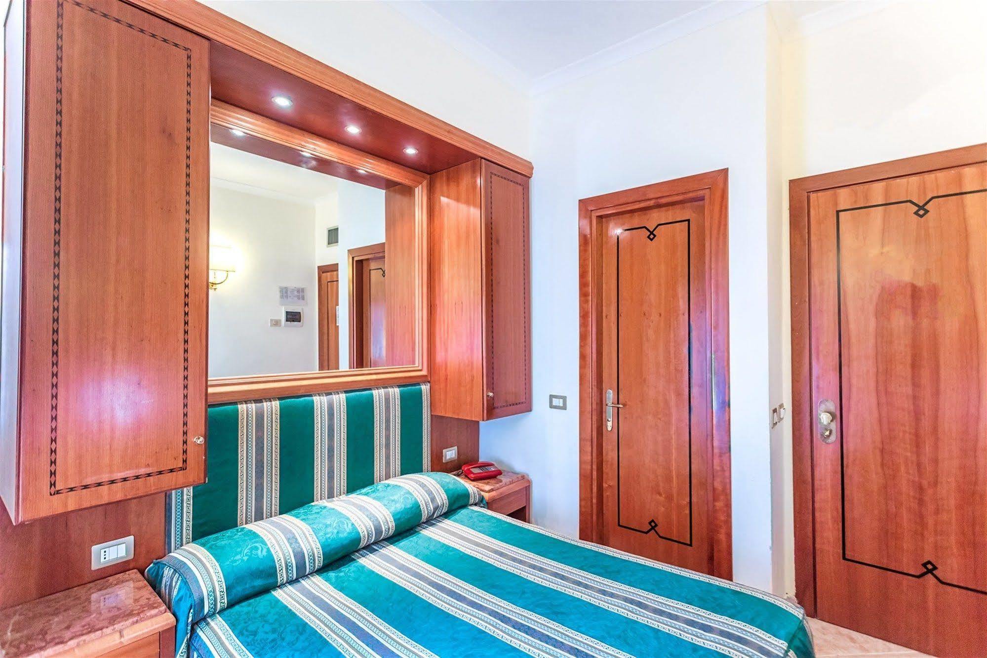 Raeli Hotel Lux Roma Eksteriør bilde